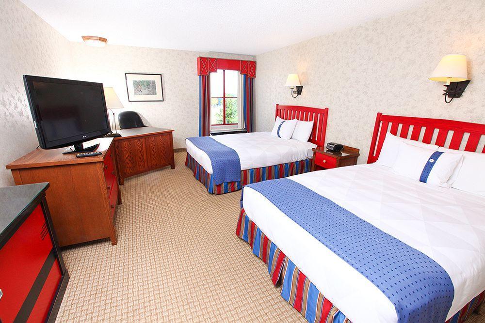 Wildwood Lodge & Suites Clive Luaran gambar