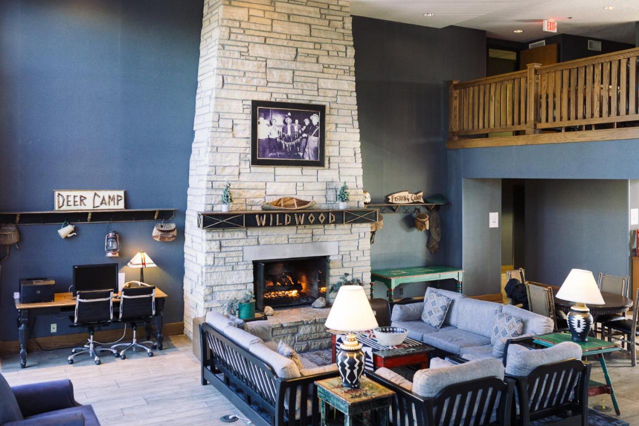 Wildwood Lodge & Suites Clive Luaran gambar