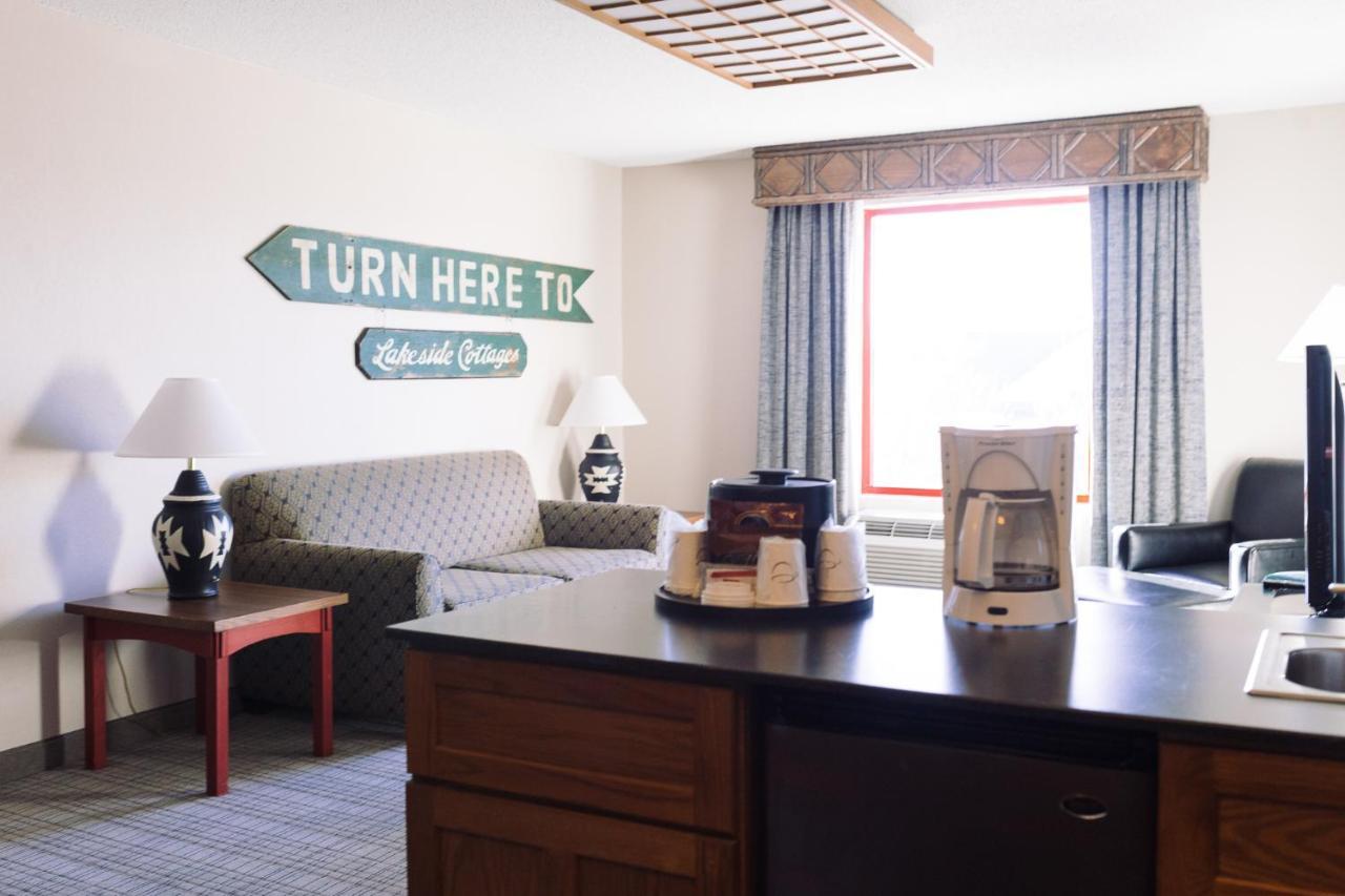 Wildwood Lodge & Suites Clive Luaran gambar